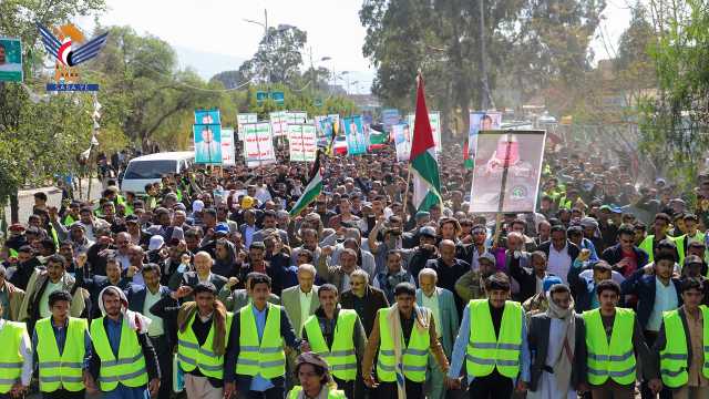 قيادات وأكاديميو ومنتسبو جامعة صنعاء يخرجون في مسيرة غاضبة تضامناً مع الشعب الفلسطيني