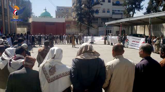 منتسبو وزارة الإدارة المحلية يستنكرون العدوان الأمريكي البريطاني السافر على اليمن