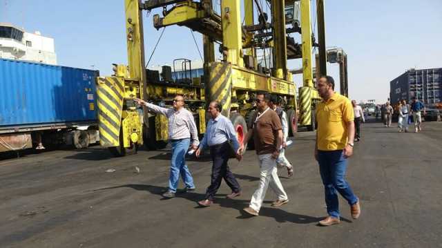 الاطلاع على سير العمل في مشروع إعادة تأهيل الرصيف رقم (5) بميناء الحديدة