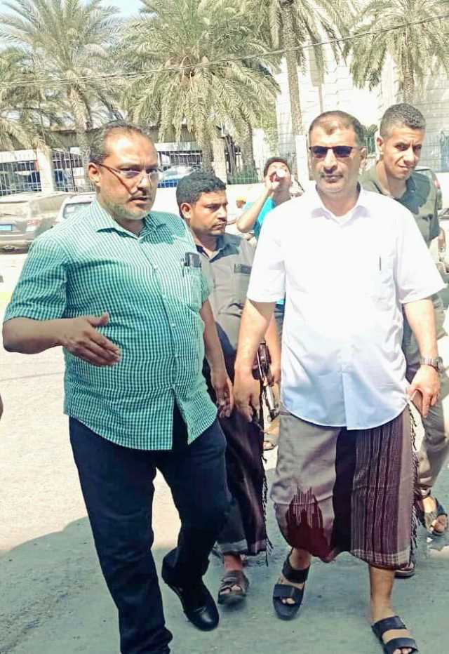 وزير الاتصالات يتفقد سير العمل بهيئة بريد الحديدة 
