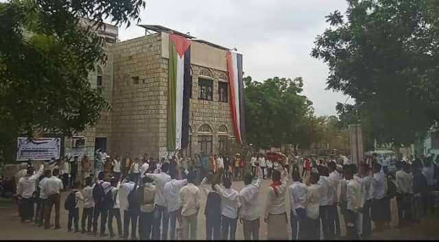 وقفتان لموظفي الصحة والمياه في مديرية المنصورية بالحديدة تضامناً مع فلسطين 