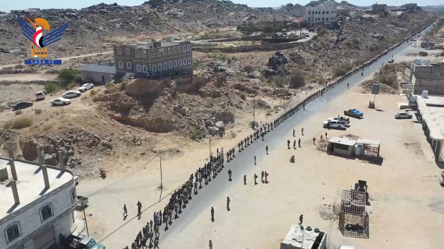قوات الاحتياط التابعة لقوات الحماية الرئاسية تنظم مسيرا عسكريا من السوادية بالبيضاء إلى الجوبة بمأرب (صور)