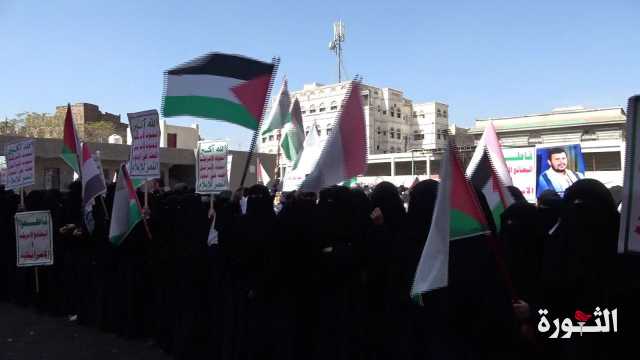 الهيئة النسائية في البيضاء تنظم وقفة بذكرى سنوية الشهيد الصماد
