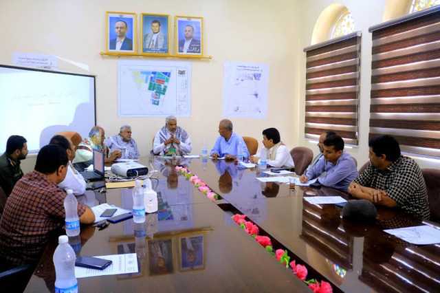 مناقشة سير تنفيذ المشاريع الاستثمارية في المنطقة الصناعية بالحديدة