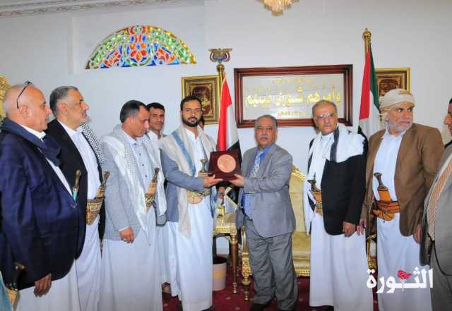 رئيس مجلس النواب يسلّم نجل الشهيد القائد درع المجلس