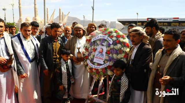 قيادة وكوادر هيئة الزكاة تزور ضريح الرئيس الشهيد صالح الصماد