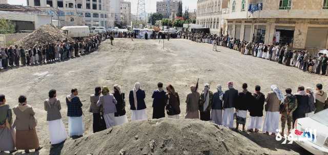 قيادات وموظفو ديوان محافظة صنعاء ينظمون وقفة تضامنية مع الشعب الفلسطيني