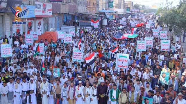 الحديدة تشهد مسيرات جماهيرية كبرى تحت شعار “مع غزة ملتزمون حتى النصر”