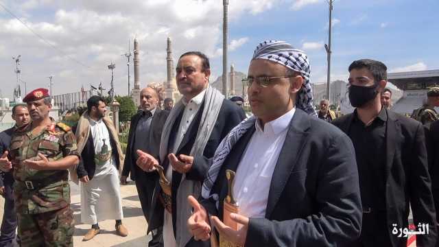 الرئيس المشاط يزور ضريح الرئيس الشهيد صالح الصماد