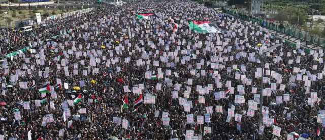 تسونامي بشري في العاصمة صنعاء في مسيرة” “مع غزة ملتزمون حتى النصر”