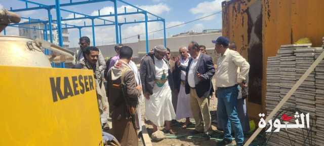 القائم بأعمال محافظ تعز يطلع على مشروع إنشاء محطة طاقة شمسية لتشغيل عشرة آبار ارتوازية لمؤسسة المياه