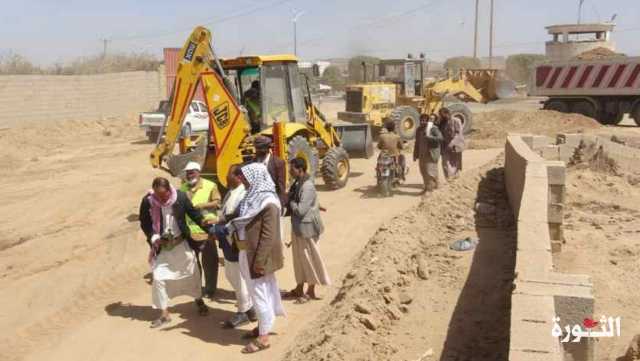 محافظ صعدة يطّلع على سير العمل بمشروع شق وردم شارع الشهيد أبو صالح