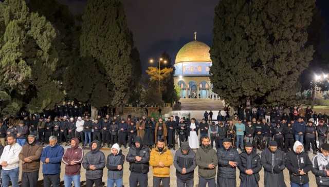 آلاف الفلسطينيين يؤدون صلاة فجر السابع من رمضان في رحاب الأقصى