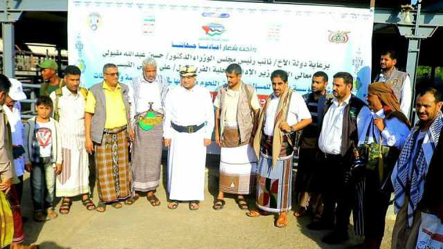 مؤسسة المسالخ بالحديدة تسير قافلة عيدية من المواشي للمرابطين في القوات البحرية