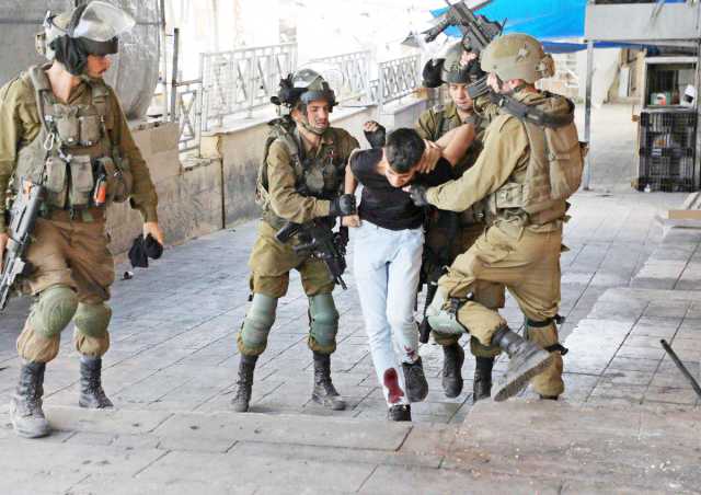 العدو الصهيوني يعتقل عددا من الفلسطينيين خلال اقتحام مناطق بالضفة