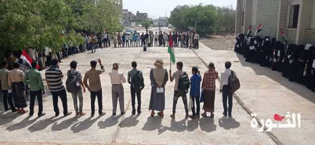 وقفة لطلاب كلية التجارة بجامعة الحديدة بذكرى الصرخة والتضامن مع الشعب الفلسطيني