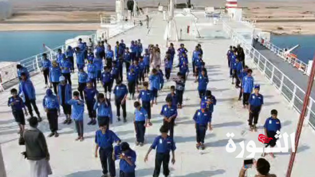 طلاب الدورات الصيفية بالحديدة ينفذون عروضا كشفية على متن السفينة “جلاكسي ليدر”