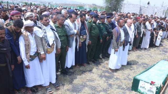 تشييع جثمان مدير الإصلاحية المركزية بمحافظة تعز العقيد أحمد الجنيد