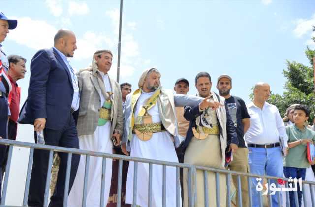 المؤيدي وعُباد يتفقدان أعمال تعشيب ملعب الظرافي
