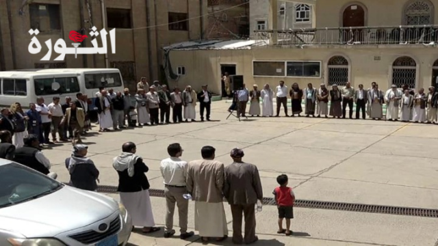 منتسبو وزارة الخدمة المدنيّة ينظمون وقفة لتفويض قائد الثورة ومباركة للإنجاز الأمني