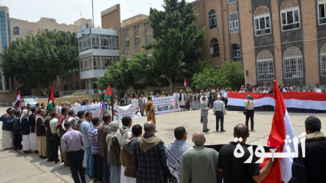 وزارة الإدارة المحلية تنظم وقفة احتجاجية للتنديد بمجزرة العدو الصهيوني في غزة