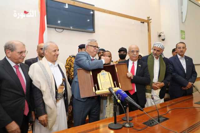 رئيس الوزراء أحمد الرهوي يكرم الدكتور بن حبتور وأعضاء الحكومة السابقة