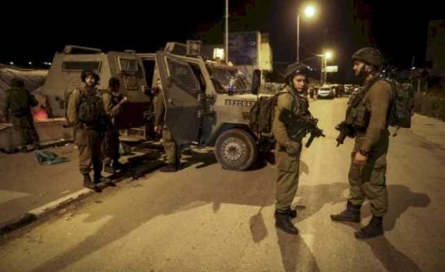 العدو الصهيوني يعتقل 10 فلسطينيين بينهم سيدة من عدة مناطق في الضفة