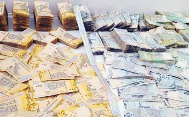حكومة العدوان تقتل الشعب مرتين: طباعة العملة.. وتهريب مبالغ ضخمة من العملات الأجنبية إلى الخارج