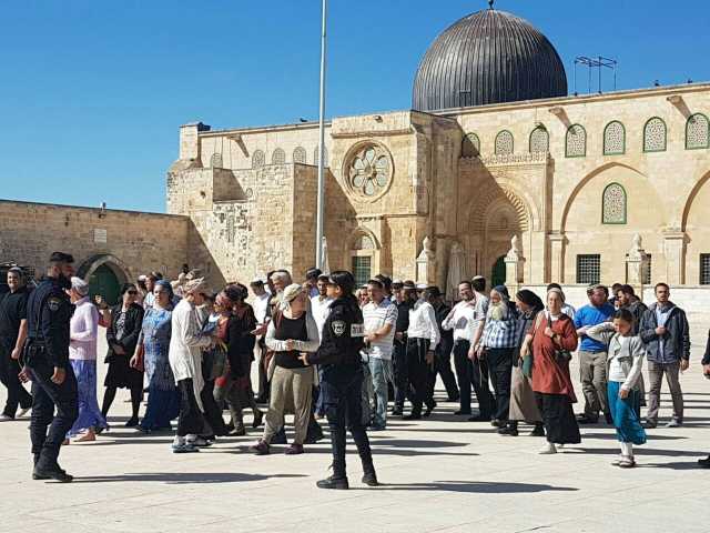 عشرات المستوطنين يقتحمون المسجد الأقصى المبارك