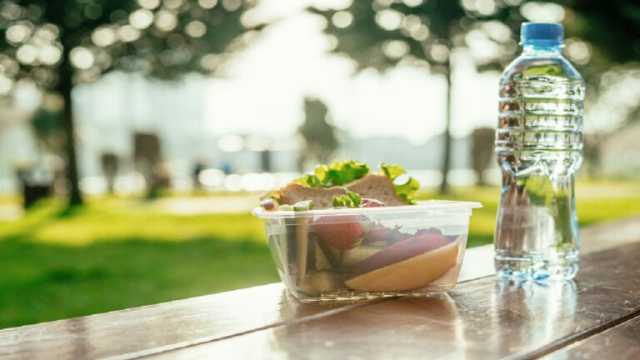 مخاطر إعادة استخدام عبوات المياه وحاويات الطعام البلاستيكية
