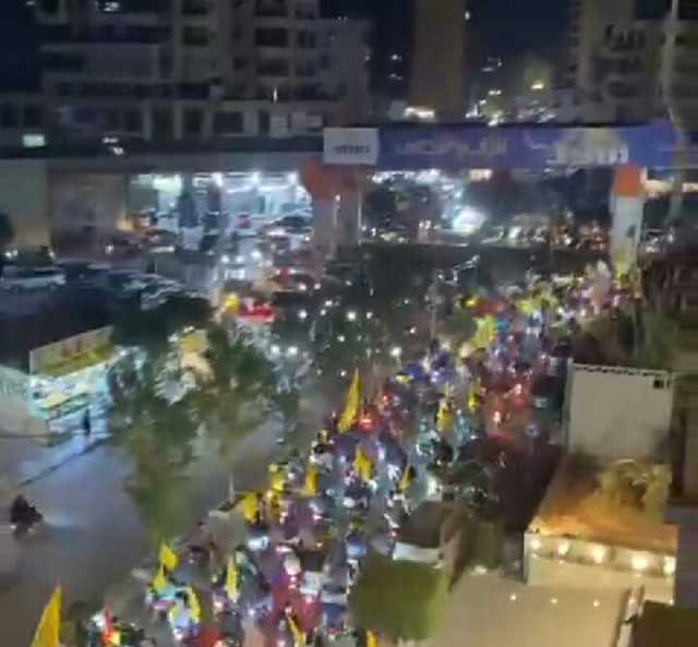 احتفالات تعم الضاحية الجنوبية في لبنان.. المئات في مسيرات يهتفون للمقاومة