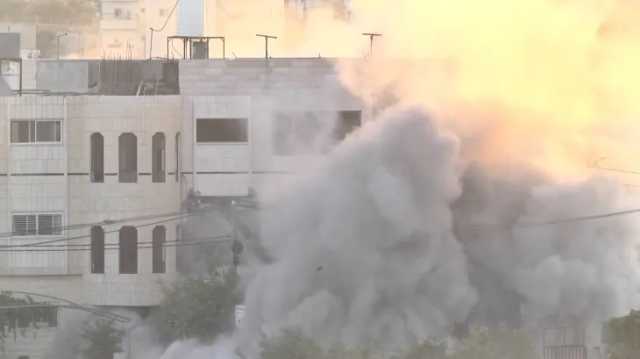 قوات العدو تفجر منزل عائلة شهيد وتعتقل 30 فلسطينيا في الضفة