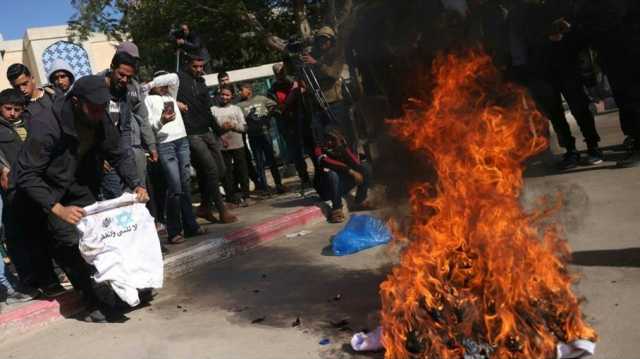 محررون فلسطينيون يحرقون ملابساً أجبرهم العدو الصهيوني على ارتدائها