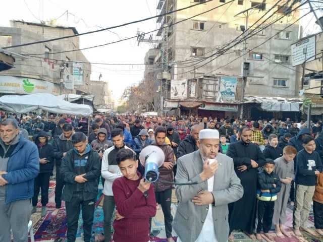 الغزيّون يصلّون العيد على ركام المساجد رغم تواصل حرب الإبادة