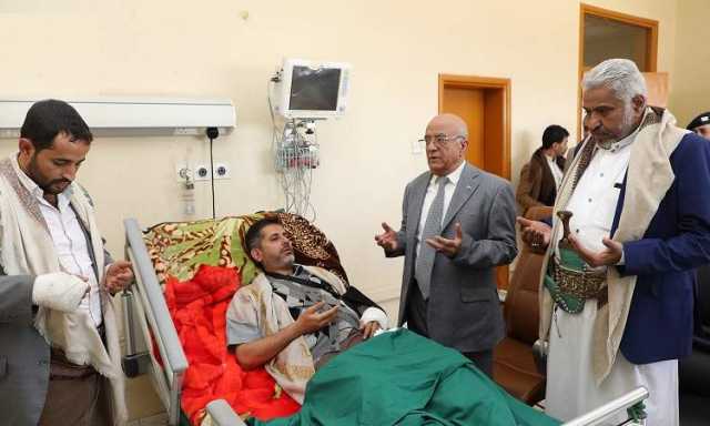 الرهوي يطمئن على صحة وزير الإعلام إثر الحادث المروري الذي تعرض له