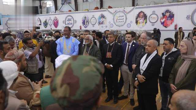ضيوف اليمن المشاركين بمؤتمر فلسطين يزورون معرض الشهيد الصماد لكسوة الفقراء