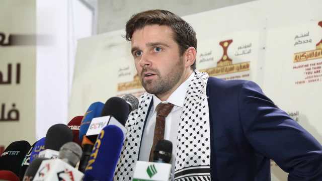 الناشط الأمريكي “هينكل” مخاطبا حاملة الطائرات ترومان ومن عليها: ستهزمون ولن تنجحوا