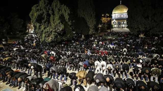 عشرات الآلاف يؤدون صلاة العشاء والتراويح في المسجد الأقصى