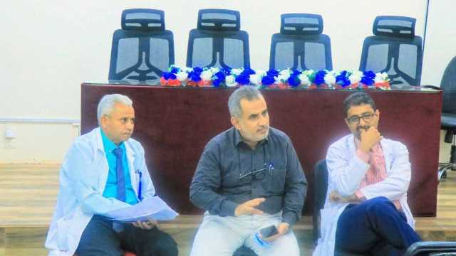 مناقشة سير التدريب في مساق الباطنية بفرع مجلس الاختصاصات الطبية في الحديدة