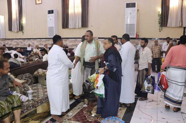محافظ الحديدة يقدم واجب العزاء لأسر شهداء العدوان على ميناء رأس عيسى