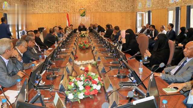 رئيس جامعة صنعاء يلتقي عمداء الكليات ومدراء المراكز العلمية والبحثية