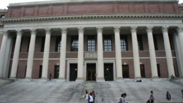 جامعة هارفارد تقاضي ترامب