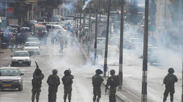 إصابة عدد من الفلسطينيين بالاختناق عقب اقتحام العدو لبلدة إذنا