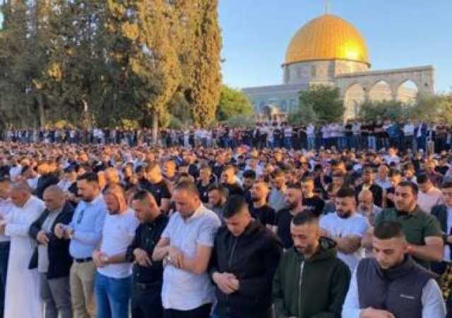 عشرات آلاف الفلسطينيين يؤدون صلاة الجمعة في الأقصى