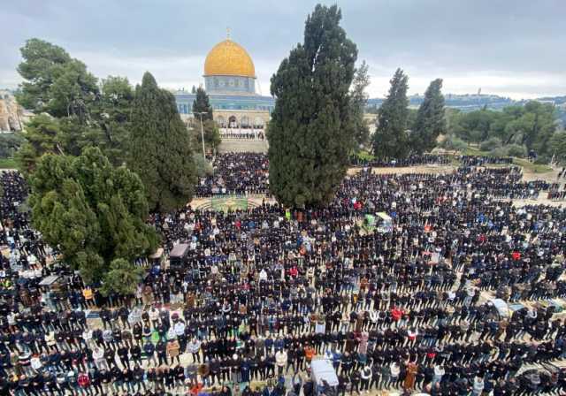 عشرات آلاف الفلسطينيين يؤدون صلاة الجمعة في المسجد الأقصى