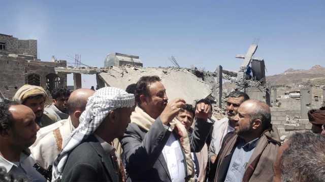 أمين العاصمة يطلع على الأضرار في منازل المواطنين بشعوب جراء العدوان الأمريكي