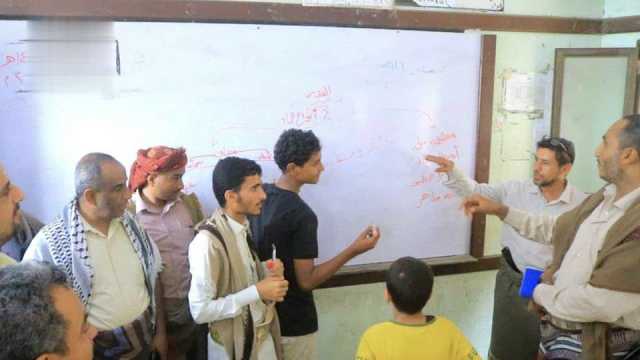 عطيفي يتفقد أنشطة الدورات الصيفية في مديرية الحوك بالحديدة