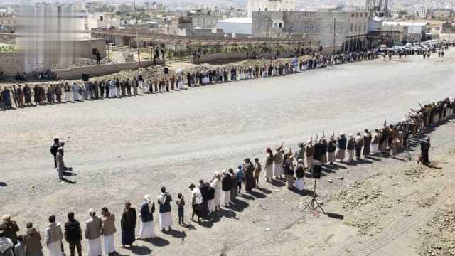 وقفة قبلية مسلحة في مديرية شعوب لإعلان النفير والبراءة من الخونة