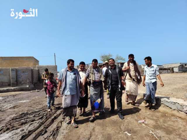 تفقد أضرار المد البحري في الخوبة بالحديدة