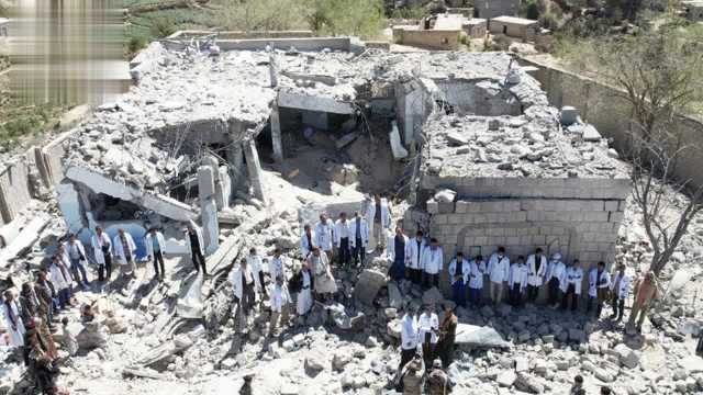 وقفة للقطاع الصحي في وشحة تنديداً باستهداف العدوان للمركز الصحي في المديرية
